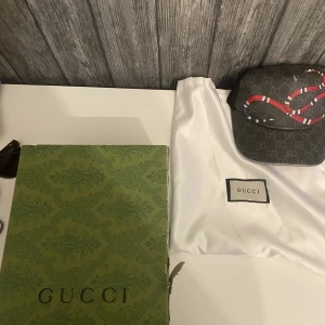Gucci Keps - En superfin Gucci Snake keps . Tyvärr så är jag inte för kepsar så mycket längre darför säljs den . Storleken är justerbar därav passar alla huvudformer. 