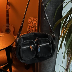Noella bag - Väska från Noella, finns även ett långt band till. Bra skick.