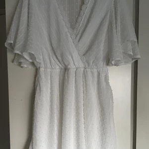 Nu vit klänning  - Helt ny Vit klänning i 38/M  Aldrig använd men har klippt bort lapparna och kommer inte ihåg vart den är ifrån 250kr eller bud, köparen står för ev frakt 