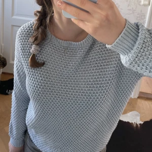 Unik stickad tröja!! - Unik stickad tröja med coolt ”mönster”!!!🥰🥰🥰 Superbra skick, nypris: 700👌🏻perfekt till en kjol i sommar⛵️