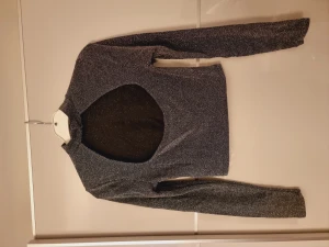 Topp - Glittrig topp med bar rygg. Nyskick.