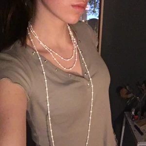 Halsband - Asballt halsband, kommer dock inte ihåg märket. Kan bäras på många olika sätt, bland annat runt halsen eller midjan m.m (visade några sätt på bilderna). ❤️