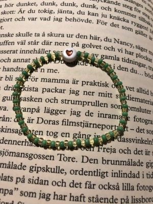 Armband - Ett superfint handgjort armband :) Med stretchig tråd, så passar de flesta. Kan gå sönder ganska lätt om man är hårdhänt, så var försiktig haha. Snabb postning! Skickar med postnords frimärken eller portokod <3