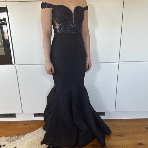 Balklänning  - Balklänning som är använd endast en gång 2022, nypris 7000. Är i nyskick. Passar någon som är mellan 160-175cm (beroende på höjd på klackar) lång har storlek s/m. Färgen är mörk marinblå. Klädplåse medföljer för att skydda klänningen.