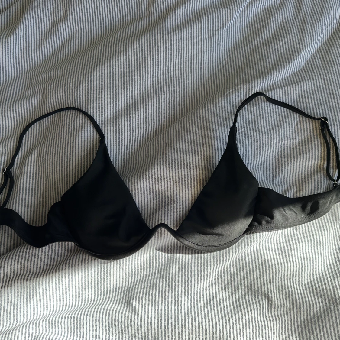 Svart bikiniöverdel