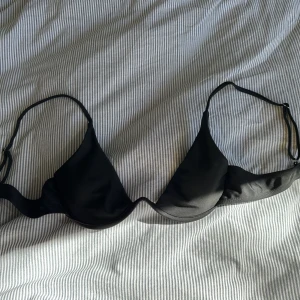 Svart bikiniöverdel - Sjukt snygg bikiniöverdel. Använd fåtal gånger. Med urtagbar vaddering
