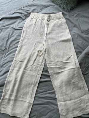 Linnebyxor oanvända - Ljusbeige linnebyxor från Shein. Aldrig använda då de var för små. Storlek XS.