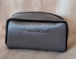 Helt oanvänd necessär från Kanebo - Vintage blåskimtande ursnugg necessär från Lanebo. Aldrig använd nyskick