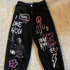 Jeans - Svarta jeans i bra skick med graffiti stile. 