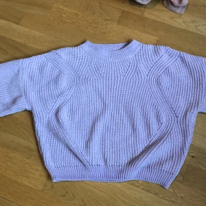 Lila mjuk tjocktröja - Säljer den här lila tjocktröjan för att jag tröttnat på den. Den är i ett väldigt mjukt material, men trots att den var köpt för ett år sedan, finns inga tecken på slitage. Tröjan är från Hm i storlek 170 men är ganska liten i storleken💜