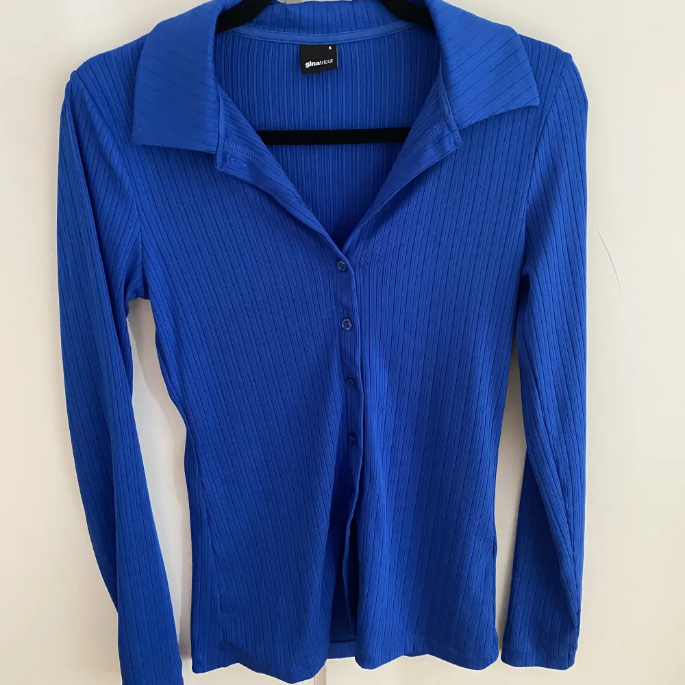 Blå tröja/blus med knappar från Gina tricot. Bra skick🥰. Blusar.
