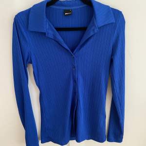 Blå tröja/blus med knappar från Gina tricot. Bra skick🥰