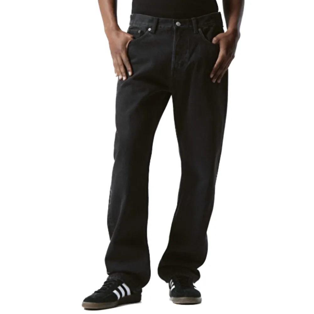 Space Relaxed Straight jeans i Noir Black från Weekday. Köpta i oktober, bra skick. Midjemått 82cm, innerbenslängd 75.. Jeans & Byxor.