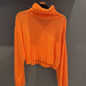 Stickad tröja med polokrage - Mycket bra skick. Använd fåtal gånger.