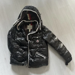 Moncler Jacka - Jätte fin moncler jacka, säljer då den aldrig kommer till användning.  Passar xxs/xs möjligtvist en liten S också 