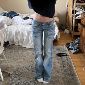 Lågmidjade jeans - Sjukt snygga lågmidjade jeans! Ljusblå🖤Midjemått 38 cm och innerbenslängd 84 cm💙
