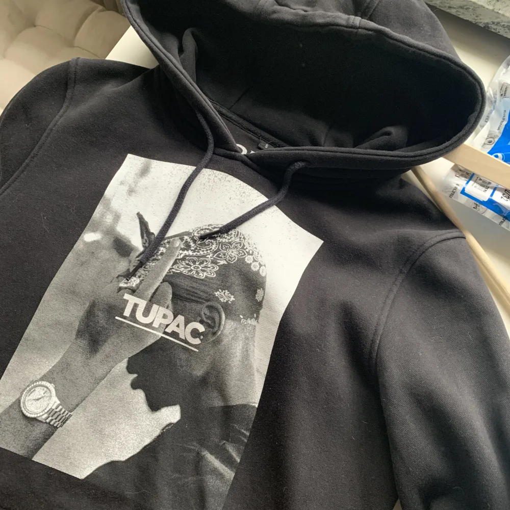 Tupac hoodie, fint skick🖤. Hoodies.