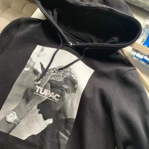 Tupac hoodie, fint skick🖤