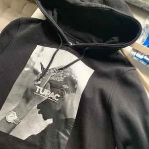 Tupac hoodie - Tupac hoodie, fint skick🖤