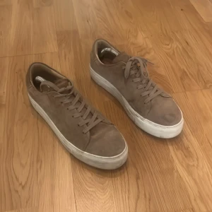 Rizzo skor  - Skorna har en fläck på vänster skon som säkert går bort, jag har ej försökt 