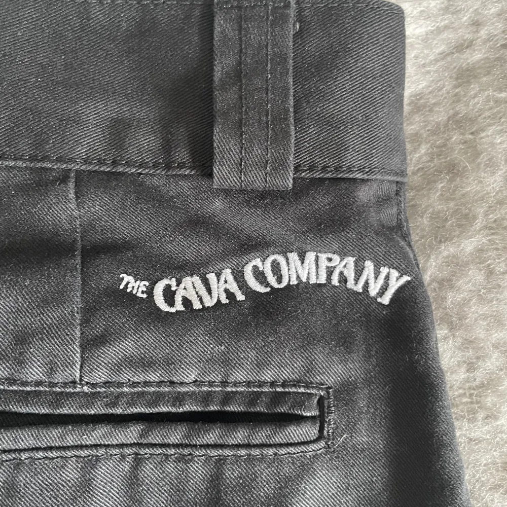 Ett par Svarta chinos från The Cava Compnay i storleken XS. Är i ett bra skick och säljer dem för de är för små för mig. Pris kan diskuteras . Jeans & Byxor.