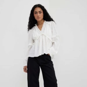 Vit blus - Använd 2 gånger, köparen står för frakten 