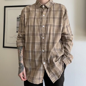 Skjorta - Skjorta i herrmodell. Jag är 160 cm lång