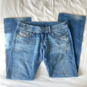 Lågmidjade diesel jeans - Säljer dessa coola lågmidjade jeans ifrån diesel, de är lågmidjade och bootcut❤️ de är tyvärr för små för mig så kan inte skicka bilder på, innerbenslängden är ca 80cm och midjemåttet 43cm rakt över. Står ingen stl men skulle säga 36/38