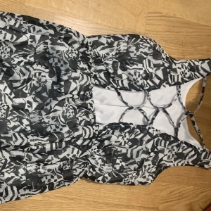 Klänning - Taskiga bilder. Superfin klänning med snygg detalj i ryggen. 