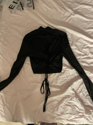 Topp med Knytning - Lite turtleneck, väldigt fin men används ej. 