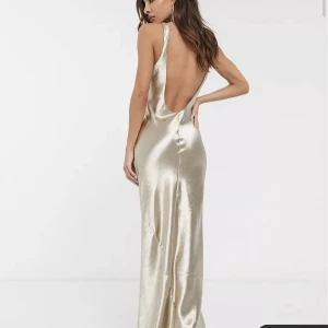 Champagnefärgad långklänning - Säljer denna superfina klänning från asos🤍 Perfekt till balen! Storlek 36. Kom med prisförslag! Den har en liten reva länst ner som man inte tänker på, skriv för bild🤎 