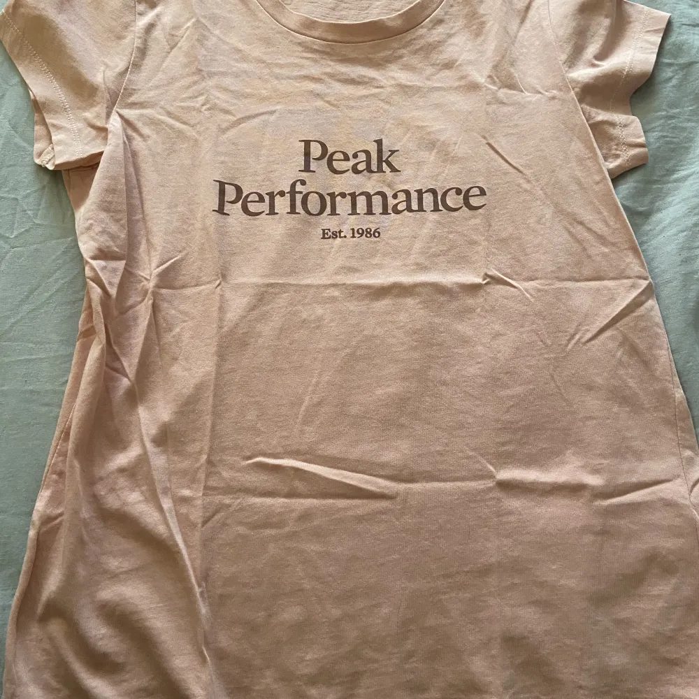 Säljer nu min rosa peak performance tröja som är använd 1 gång säljer då jag inte använder den . T-shirts.