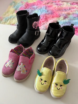 Barnskor storlek 28/29 - Använda barnskor i storlekar 28/29 Finns 10st  2 röda kängor med gretagris sula 1 rosa nike  2 dra på skor, svart och rosa 1 rosa glittrig unicorn  1 gul US size 11 1 svart glänsig låga stövlar  1 svart vinterkängor med interaktiva hjärtan på sidan 