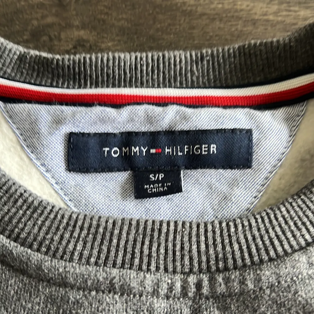 Grå Tommy hilfiger sweater. Storlek S. Bra skick. Tröjor & Koftor.