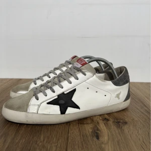 Golden goose superstar 41 - Säljer dessa feta Golden goose skor i storleken 41 | Allt og ingår | Skick: 9/10 inga tecken på användning | Nypris: 5100 kr | Mitt pris: 2600 | Hör av er vid minsta fråga eller fundering :)