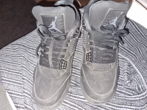 Jordan 4 black cat - Köpte dom för 6 månader sedan och säljer dil för att jag inte kommer använda dom under sommaren. Jättefint skick förutom aty dom är lite smutsiga, och skon har släppt lote från underdelen som man kan se på sista bilden. Har Box men ej kvitto