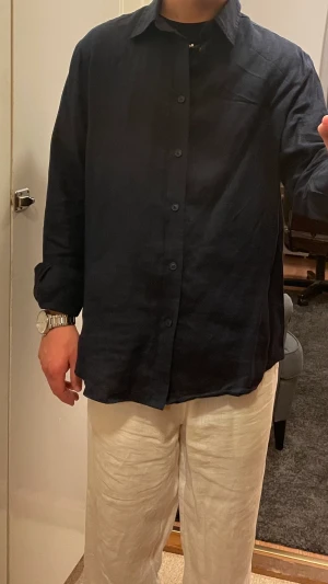 Blå linneskjorta - Säljer en blå linneskjorta från House Of Sthlm. Använd några enstaka gånger, som ny. Nypris är 449kr. Storlek S men sitter som M