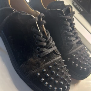 Louboutin  - Ett par Louboutin svarta använt en gång 
