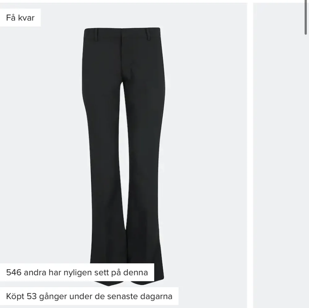 säljer dessa kostymbyxor från bikbok i storlek 34, köpta i somras men endast testade! 250+ frakt 💕 nypris 399 kr, kan mötas upp i uppsala också 😊 . Jeans & Byxor.