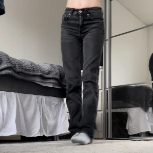 Svarta midrised zara jeans - Supersnygga svarta jeans från zara 😍slutsålda på zara