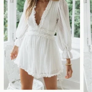 Studentklänning - Säljer denna helt nya studentklänning då den inte kommer komma till användning. Prislapp och allt är kvar. Köpt för 899, säljer för 600!