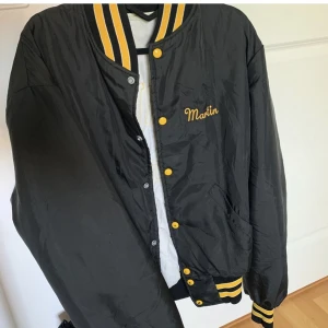 Collegejacka  - En collegejacka inte använd super mycket! Storlek M Condition - 8/10