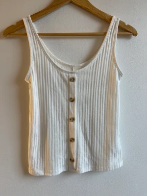 Vitt linne - Säljer detta fina sommarlinne från Hm som är i bra skick! Inte min stil längre tyvärr men hoppas det skulle passa någon annan superbra! Fler bilder? skriv till mig 💕