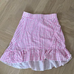 Säljer denna jättefina kjol som är perfekt till sommaren