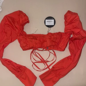 Helt oanvänd röd croppad top - En helt oanvänd röd as snygg topp som tyvärr är för liten för mig! Andra bilden är suddig då jag inte hittade en bättre bild. Skriv för fler bilder så kan det skickas privat❤️