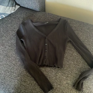 långärmad tröja - en långärmad tröja från gina tricot som inte kommer till användning längre. 