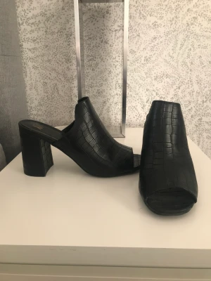 Svarta högklackade mules  - Svarta högklackade mules i stl 38. Endast använda 1 gång - mycket bra/nyskick