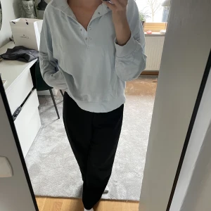 Ljusblå tröja - Ljusblå tröja med knappar. Från Weekday i bra skick