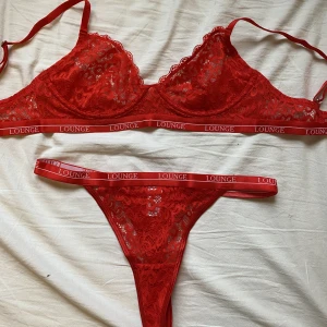 Underkläder  - Underklädesset i rött från Loungewear som aldrig är använda, ångrade min nämligen så fort jag klippte bort lapparna. Toppen är i storlek 70C och underdelen är i S. Ordinarie pris är 650kr