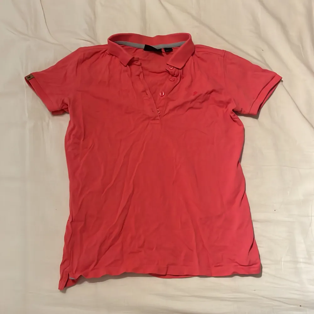 En rosa peak performance ”skjorta” i storlek M. Skjortor.
